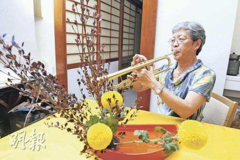 71歲鍾玉冰除了是日本花道導師，也是一名音樂學生。近年她參加長者懷舊爵士樂團學吹小號，不時在家中練習，藉此擴闊社交圈子。（劉焌陶攝）安老事務委員會主席梁智鴻擔心，一刀切式推遲退休年齡會令年輕人苦無上位機會，怨氣加劇世代分化。（朱永倫攝）