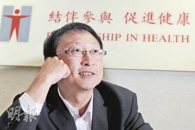衛生防護中心總監曾浩輝笑言,去年長者打針特別多,除了季節性流感針、肺炎球菌針,還要打新型流感針,故有「左流、右肺、豬patpat」的口號,用以認清打針位置。(劉焌陶攝) 衛生防護中心總監曾浩輝笑言,去年長者打針特別多,除了季節性流感針、肺炎球菌針,還要打新型流感針,故有「左流、右肺、豬patpat」的口號,用以認清打針位置。(劉焌陶攝)