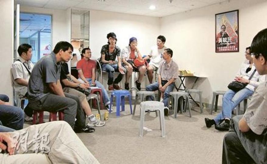 社民連上周六舉行迎新茶敘,吸引逾30名新黨員參加,新任行委的「維園阿哥」任亮憲(紅衣者),更即場呼籲「新丁」參加下屆區議會選舉。(陳雪玲攝) 社民連上周六舉行迎新茶敘,吸引逾30名新黨員參加,新任行委的「維園阿哥」任亮憲(紅衣者),更即場呼籲「新丁」參加下屆區議會選舉。(陳雪玲攝)