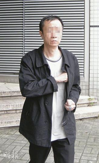 朱姓被告疑因不滿兒子無法背誦〈出師表〉,涉持刀管教時誤插傷兒子大腿,昨獲准保釋候審。(利嘉茵攝) 朱姓被告疑因不滿兒子無法背誦〈出師表〉,涉持刀管教時誤插傷兒子大腿,昨獲准保釋候審。(利嘉茵攝)