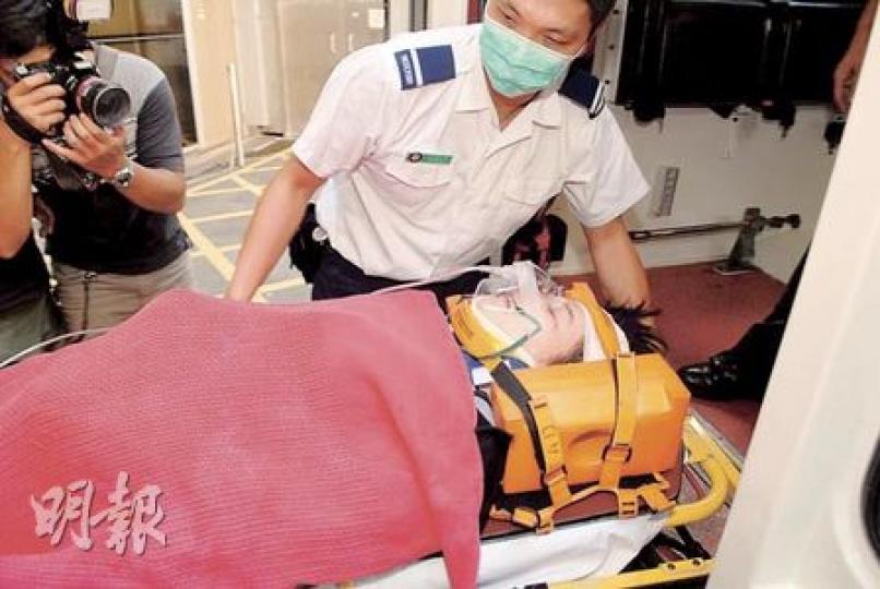 41歲母親被15歲兒子一拳打中,倒地撞傷後腦位置,送院期間一直昏迷。(蘇偉明攝)毆母少年的11歲弟弟(圖)陪同母親送院。(蘇偉明攝) 41歲母親被15歲兒子一拳打中,倒地撞傷後腦位置,送院期間一直昏迷。(蘇偉明攝)毆母少年的11歲弟弟(圖)陪同母親送院。(蘇偉明攝)