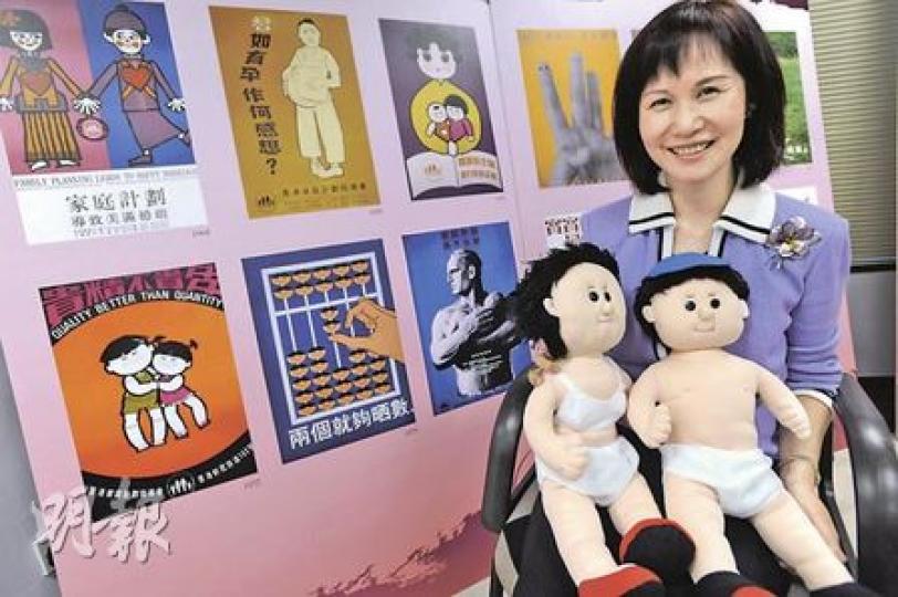 家計會在香港教育學院舉行的60周年珍藏品展覽,將有不少經典海報及宣傳品展出,包括一些較為新潮抵死的宣傳品。家計會執行總監范瑩孫醫生手上的兩個男女公仔亦是性教育用具。(何家達攝) 家計會在香港教育學院舉行的60周年珍藏品展覽,將有不少經典海報及宣傳品展出,包括一些較為新潮抵死的宣傳品。家計會執行總監范瑩孫醫生手上的兩個男女公仔亦是性教育用具。(何家達攝)