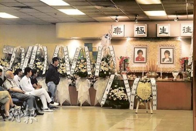 荃灣少年殺妹弒母案的兩名死者昨日在寶福紀念館出殯,靈堂掛有母親藍連金(右)和女兒簡仲榆(左)的遺照。(林錫禮攝) 荃灣少年殺妹弒母案的兩名死者昨日在寶福紀念館出殯,靈堂掛有母親藍連金(右)和女兒簡仲榆(左)的遺照。(林錫禮攝)