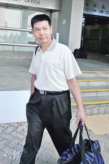 事主黃一莉的丈夫李茂完成作供後立即返回內地,他表示一旦證實妻子之死與「帶菌」別嘌醇有關,將循民事途徑向生產商歐化藥業索償。(何偉畧攝) 事主黃一莉的丈夫李茂完成作供後立即返回內地,他表示一旦證實妻子之死與「帶菌」別嘌醇有關,將循民事途徑向生產商歐化藥業索償。(何偉畧攝)