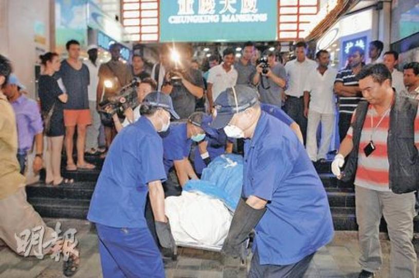 仵工昨深夜到重慶大廈,將被殺蒙古漢的屍體舁送殮房。(衛永康攝)警方帶來追蹤犬到重慶大廈協助搜捕疑兇及搜索證物,惟未有發現。(衛永康攝) 仵工昨深夜到重慶大廈,將被殺蒙古漢的屍體舁送殮房。(衛永康攝)警方帶來追蹤犬到重慶大廈協助搜捕疑兇及搜索證物,惟未有發現。(衛永康攝)