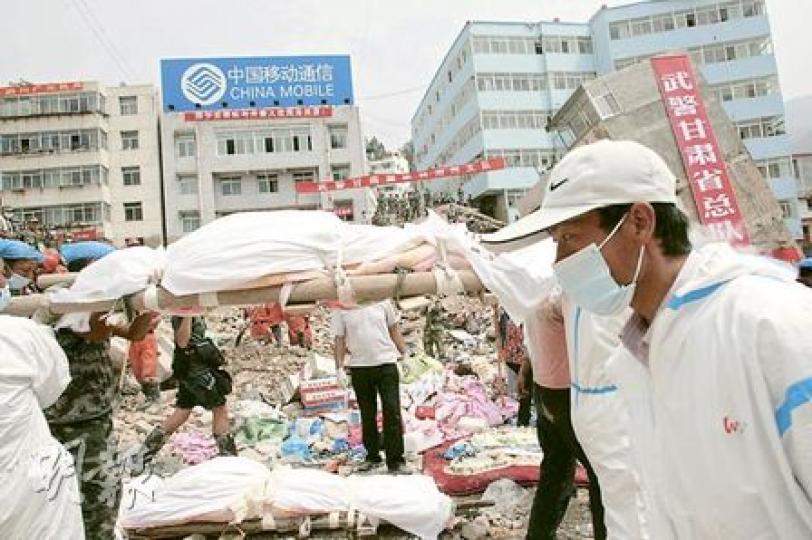 工作人員昨日繼續在舟曲縣城處理遺體,災區散發濃烈屍臭味。(林振東攝) 工作人員昨日繼續在舟曲縣城處理遺體,災區散發濃烈屍臭味。(林振東攝)