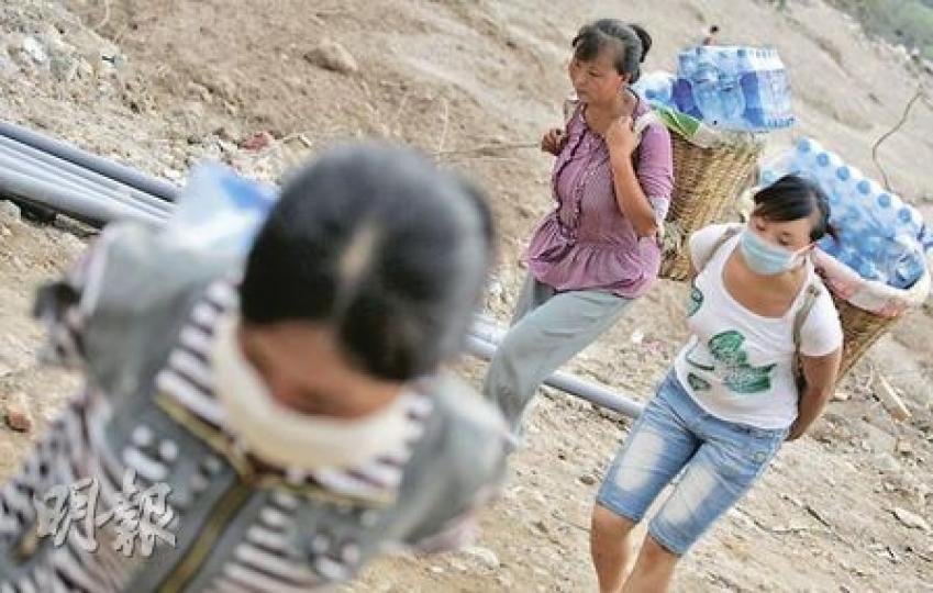 水是災民最重要的物資,圖為3名女子昨在災區背運礦泉水。(林振東攝)一名男童拾起地上的教科書。由於學校被浸,今年新學期料難按時開學。(林振東攝)整個舟曲縣有700多幢樓房、共計3000多戶昨日仍浸在水中。(林振東攝)舟曲災民昨在路邊用河水洗衣。(林振東攝) 水是災民最重要的物資,圖為3名女子昨在災區背運礦泉水。(林振東攝)一名男童拾起地上的教科書。由於學校被浸,今年新學期料難按時開學。(林振東攝)整個舟曲縣有700多幢樓房、共計3000多戶昨日仍浸在水中。(林振東攝)舟曲災民昨在路邊用河水洗衣。(林振東攝)