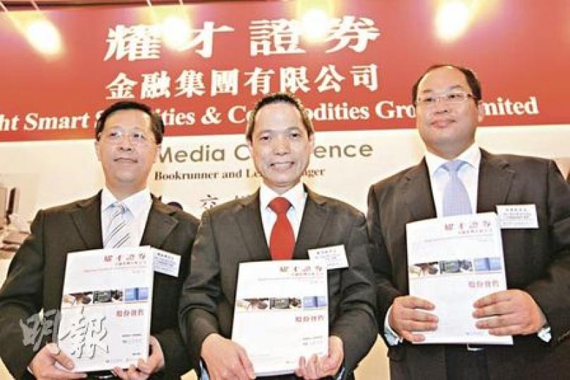 耀才證券行政總裁陳啟峰(左)稱,多開分店對公司成本無壓力,圖中及右分別為公司主席葉茂林及首席財務官許華釗。(郭慶輝攝) 耀才證券行政總裁陳啟峰(左)稱,多開分店對公司成本無壓力,圖中及右分別為公司主席葉茂林及首席財務官許華釗。(郭慶輝攝)