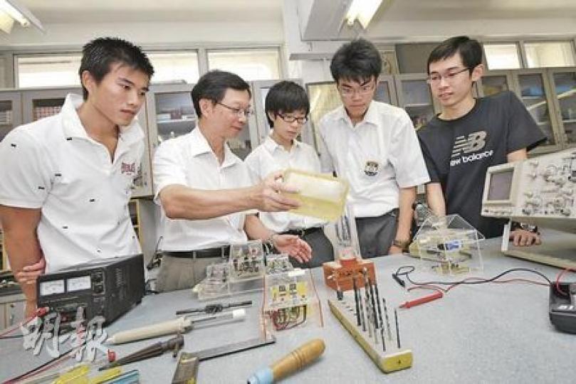 教授末代會考科目「電子與電學」多年的廠商會中學教師歐鈞漢(左二),與舊生曾超賢(右一起)、本屆考生鄧朗謙及曾文龍、舊生鄭錦錫(左一)聚首一堂,再次使用各項儀器,在該科消失前懷緬一番。(陳智良攝) 教授末代會考科目「電子與電學」多年的廠商會中學教師歐鈞漢(左二),與舊生曾超賢(右一起)、本屆考生鄧朗謙及曾文龍、舊生鄭錦錫(左一)聚首一堂,再次使用各項儀器,在該科消失前懷緬一番。(陳智良攝)