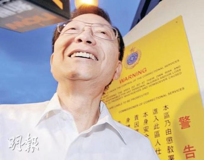 林兆鑫昨被記者追問提早獲釋是否因享有特權,他回應表示一生「肝膽照日月,一笑過風雲」。(劉焌陶攝)石硤尾龍欣道的懲教署中途宿舍,下午5時後陸續有人返回。(劉焌陶攝) 林兆鑫昨被記者追問提早獲釋是否因享有特權,他回應表示一生「肝膽照日月,一笑過風雲」。(劉焌陶攝)石硤尾龍欣道的懲教署中途宿舍,下午5時後陸續有人返回。(劉焌陶攝)