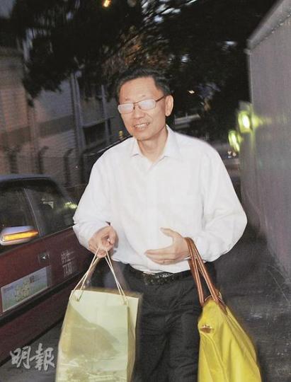 拿着兩袋物品的林兆鑫,昨乘的士返回宿舍,他離開有冷氣的士後,眼鏡鏡片被霧氣所遮。(劉焌陶攝) 拿着兩袋物品的林兆鑫,昨乘的士返回宿舍,他離開有冷氣的士後,眼鏡鏡片被霧氣所遮。(劉焌陶攝)