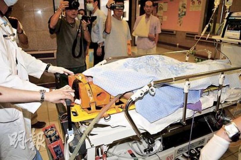 與積怨街坊狹路相逢爆發打鬥的男子,遭對方推跌時後腦撼地重傷昏迷,送院搶救後命危。(馮國良攝) 與積怨街坊狹路相逢爆發打鬥的男子,遭對方推跌時後腦撼地重傷昏迷,送院搶救後命危。(馮國良攝)