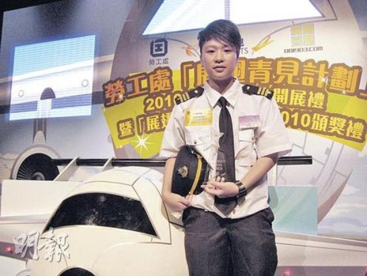 「展翅青見超新星」得獎學員曾冠宜現時為見習飛機維修員,她直言﹕「夏天時,在沒有冷氣的客艙內工作,曾感到暈眩。」(楊曉楓攝) 「展翅青見超新星」得獎學員曾冠宜現時為見習飛機維修員,她直言﹕「夏天時,在沒有冷氣的客艙內工作,曾感到暈眩。」(楊曉楓攝)