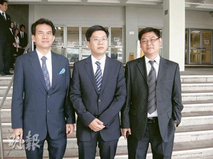 前區議員朱祖恩(中)昨被裁定欺詐及使用虛假文書罪名不成立,當庭獲釋,他由律師陪同下離開法庭。 (梁珮珊攝) 前區議員朱祖恩(中)昨被裁定欺詐及使用虛假文書罪名不成立,當庭獲釋,他由律師陪同下離開法庭。 (梁珮珊攝)