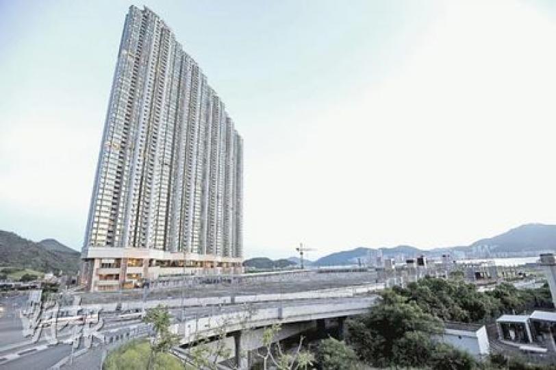 日出康城4期將於將軍澳車廠上(圖右)興建,圖中建築物為日出康城1期首都。(何家達攝)港鐵行政總裁周松岡(中)表示,董事局一向採取漸進式的股息政策,公司會在全年業績檢討今年全年派息比率。左為財務及業務拓展總監梁國權,右為物業總監何恒光。(劉焌陶攝) 日出康城4期將於將軍澳車廠上(圖右)興建,圖中建築物為日出康城1期首都。(何家達攝)港鐵行政總裁周松岡(中)表示,董事局一向採取漸進式的股息政策,公司會在全年業績檢討今年全年派息比率。左為財務及業務拓展總監梁國權,右為物業總監何恒光。(劉焌陶攝)
