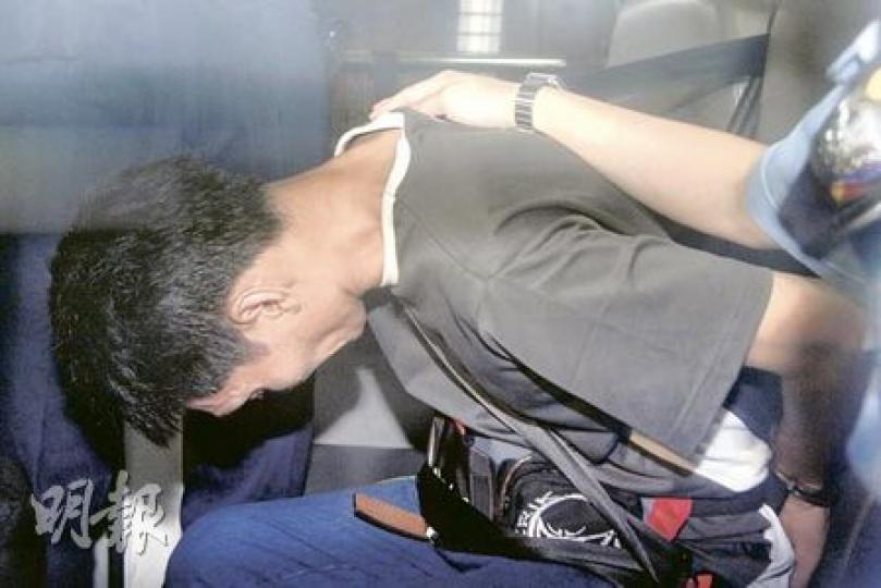 被揭發駕車開工期間「啪針」之的士司機身形瘦削,事後被鎖上手銬押返帶署查問。(胡永輝攝)機動部隊警員在洗衣街發現的士司機神志迷糊,上前調查揭發司機剛剛注射毒品,當場拘捕司機。(胡永輝攝)警方在旺角截查的士司機時,在車內檢獲兩支針筒,當中一支內有藍精靈溶液。(胡永輝攝) 被揭發駕車開工期間「啪針」之的士司機身形瘦削,事後被鎖上手銬押返帶署查問。(胡永輝攝)機動部隊警員在洗衣街發現的士司機神志迷糊,上前調查揭發司機剛剛注射毒品,當場拘捕司機。(胡永輝攝)警方在旺角截查的士司機時,在車內檢獲兩支針筒,當中一支內有藍精靈溶液。(胡永輝攝)