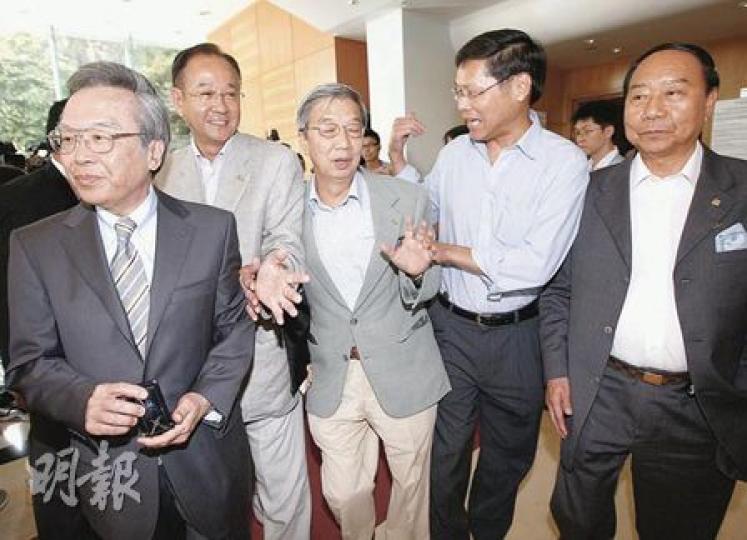 10多名區議會主席昨與特首曾蔭權會面約個多小時,會上集中討論房屋供應和樓價問題。左起為荃灣區周厚澄、西貢區吳仕福、九龍城區王國強、沙田區韋國洪和深水埗區陳東。(李紹昌攝) 10多名區議會主席昨與特首曾蔭權會面約個多小時,會上集中討論房屋供應和樓價問題。左起為荃灣區周厚澄、西貢區吳仕福、九龍城區王國強、沙田區韋國洪和深水埗區陳東。(李紹昌攝)