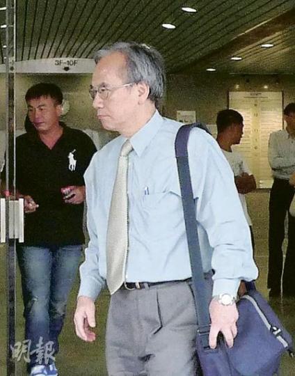 瑪麗醫院病理科醫生殷健榮(圖)抽取事主關美華的鼻咽樣本種菌,未有發現,認為毛霉菌乃從口部進入事主體內,最後感染多個器官。(何偉畧攝)關志強供稱,其姊關美華去年1月底再次入院,開刀發現腸臟染有毛霉菌。他指當時院方表示為事主洗腸後已無礙,但其姊數日後大便出血,須打止血針。(何偉畧攝) 瑪麗醫院病理科醫生殷健榮(圖)抽取事主關美華的鼻咽樣本種菌,未有發現,認為毛霉菌乃從口部進入事主體內,最後感染多個器官。(何偉畧攝)關志強供稱,其姊關美華去年1月底再次入院,開刀發現腸臟染有毛霉菌。他指當時院方表示為事主洗腸後已無礙,但其姊數日後大便出血,須打止血針。(何偉畧攝)