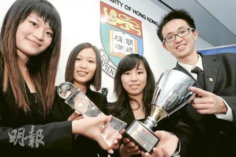 香港大學「星光隊」奪取CIMA商業精英國際挑戰賽全球總冠軍,成員洪文茜(右二)和李若雁(左二)主修會計及金融,而蔡夢如(左一)和黃海(右一)分別修讀精算及數學,洪文茜說可借比賽機會體驗會計師顧問的角色。(尹錦恩攝) 香港大學「星光隊」奪取CIMA商業精英國際挑戰賽全球總冠軍,成員洪文茜(右二)和李若雁(左二)主修會計及金融,而蔡夢如(左一)和黃海(右一)分別修讀精算及數學,洪文茜說可借比賽機會體驗會計師顧問的角色。(尹錦恩攝)