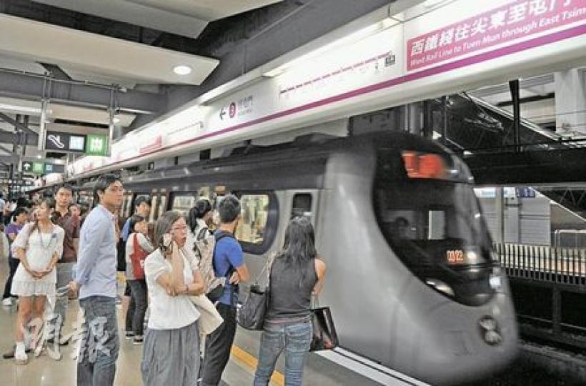 港鐵指出,連接西鐵線和東鐵線的九龍南線通車後,部分乘客乘搭較長途車程,使本地鐵路服務的乘客平均車費增加1.1%,升至6.6元。(葉漢華攝)港鐵行政總裁周松崗指出,所有業務表現良好,本地鐵路載客量及總車費收入分別升6.3%及7.3%。(劉焌陶攝) 港鐵指出,連接西鐵線和東鐵線的九龍南線通車後,部分乘客乘搭較長途車程,使本地鐵路服務的乘客平均車費增加1.1%,升至6.6元。(葉漢華攝)港鐵行政總裁周松崗指出,所有業務表現良好,本地鐵路載客量及總車費收入分別升6.3%及7.3%。(劉焌陶攝)