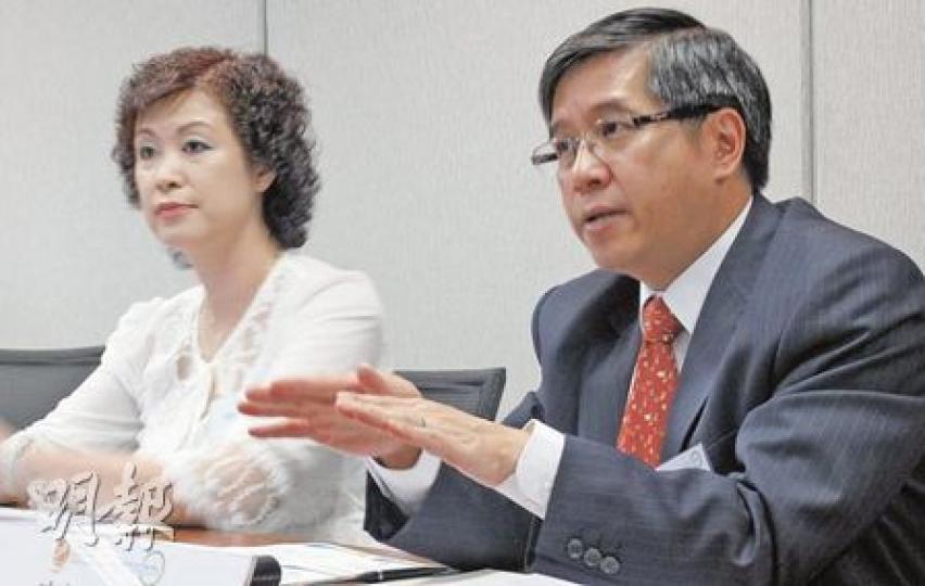 亞太區避孕理事會理事醫生李福謙(右)指出,不少女性對避孕丸產生恐懼,認為藥物或會致癌、生畸胎甚至引致不育。但新一代含黃體素的避孕丸,出現副作用的風險亦甚低,然仍有引致靜脈栓塞風險。(曾愛盈攝) 亞太區避孕理事會理事醫生李福謙(右)指出,不少女性對避孕丸產生恐懼,認為藥物或會致癌、生畸胎甚至引致不育。但新一代含黃體素的避孕丸,出現副作用的風險亦甚低,然仍有引致靜脈栓塞風險。(曾愛盈攝)