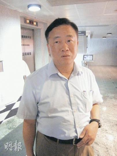 兒子將升讀新高中二年級的何先生昨出席中學文憑試簡介會後直斥﹕「應用學習的評分制度不公平。」他擔心兒子若選修應用學習科目,將不獲海外大學或僱主認可其資歷。(楊曉楓攝) 兒子將升讀新高中二年級的何先生昨出席中學文憑試簡介會後直斥﹕「應用學習的評分制度不公平。」他擔心兒子若選修應用學習科目,將不獲海外大學或僱主認可其資歷。(楊曉楓攝)
