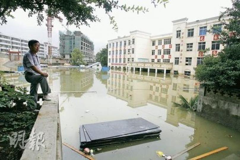 甘肅舟曲縣城關第二小學在泥石流災難中校舍遭水浸,校長劉漢仁(左)無奈地望水興嘆。(林振東攝)舟曲縣城關第二小學遭水浸不能上課,今年新生6歲的奐立強小學夢不知何時才能圓。(林振東攝)甘肅泥石流災難已過去6日,有村民在為死者製造棺木,以期亡者早日入土為安。(林振東攝)舟曲泥石流災難已發生近一周,現場昨日仍在清理中。(林振東攝) 甘肅舟曲縣城關第二小學在泥石流災難中校舍遭水浸,校長劉漢仁(左)無奈地望水興嘆。(林振東攝)舟曲縣城關第二小學遭水浸不能上課,今年新生6歲的奐立強小學夢不知何時才能圓。(林振東攝)甘肅泥石流災難已過去6日,有村民在為死者製造棺木,以期亡者早日入土為安。(林振東攝)舟曲泥石流災難已發生近一周,現場昨日仍在清理中。(林振東攝)
