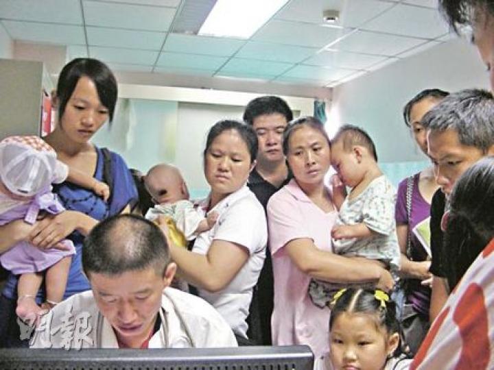 內地相繼發生女嬰進食奶粉出現「性早熟」現象。深圳大批家長帶兒童到內分泌科檢查,擠滿診室。(明報記者攝)深圳市各超市的奶粉均出現滯銷情况,奶粉專櫃前見不到顧客。(明報記者攝) 內地相繼發生女嬰進食奶粉出現「性早熟」現象。深圳大批家長帶兒童到內分泌科檢查,擠滿診室。(明報記者攝)深圳市各超市的奶粉均出現滯銷情况,奶粉專櫃前見不到顧客。(明報記者攝)