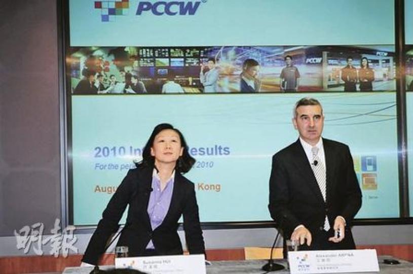 電訊盈科艾維朗(右)在記者會上否認仍打算私有化電盈,並多次強調已放棄有關計劃,左為電盈財務總監許漢卿。(張智超攝) 電訊盈科艾維朗(右)在記者會上否認仍打算私有化電盈,並多次強調已放棄有關計劃,左為電盈財務總監許漢卿。(張智超攝)