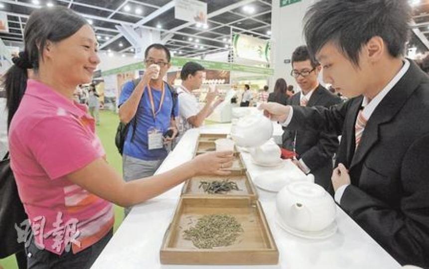 茶葉王選舉的黑茶組,原本有5款的黑茶供入場人士品評投票,但昨日已抽起一款茶葉,只餘下4款供大眾品評。(余俊亮攝)茶藝樂園董事陳國義承認,獲邀擔任「最受歡迎茶葉選舉」普洱組評審組長後,並沒有主動向貿發局申報已送有普洱樣本參賽。其普洱以高分入圍後被發現,終同意抽起入圍茶葉。(伍成邦攝)退出「最受歡迎茶葉選舉」的「五谷丰收」,屬於「茶藝樂園」監製的喬木併配生茶餅。(張智超攝) 茶葉王選舉的黑茶組,原本有5款的黑茶供入場人士品評投票,但昨日已抽起一款茶葉,只餘下4款供大眾品評。(余俊亮攝)茶藝樂園董事陳國義承認,獲邀擔任「最受歡迎茶葉選舉」普洱組評審組長後,並沒有主動向貿發局申報已送有普洱樣本參賽。其普洱以高分入圍後被發現,終同意抽起入圍茶葉。(伍成邦攝)退出「最受歡迎茶葉選舉」的「五谷丰收」,屬於「茶藝樂園」監製的喬木併配生茶餅。(張智超攝)