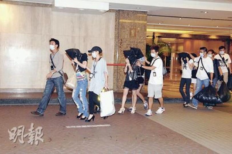 警方在銅鑼灣柏寧酒店拘捕5名涉嫌賣淫的內地女子，全部以黑布蒙頭押返警署扣查。（胡永輝攝）