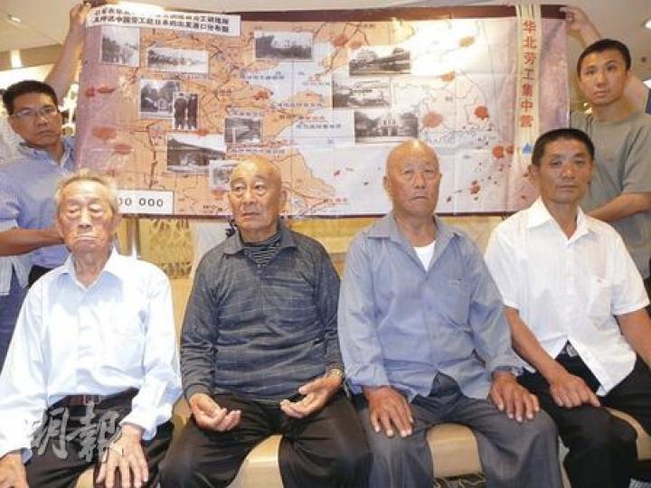 4名二戰華工和家屬（前四人）昨日在香港講述在日本做苦工的經歷。（李泉攝）