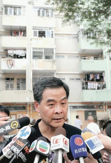 行政會議召集人梁振英昨日出席香港公屋文化講座時表示,政府近日推出的新9招屬短期措施,建議政府作中長期的房屋規劃,包括向市民提供補貼性房屋,幫助現時沒有能力的市民置業。(尹錦恩攝) 行政會議召集人梁振英昨日出席香港公屋文化講座時表示,政府近日推出的新9招屬短期措施,建議政府作中長期的房屋規劃,包括向市民提供補貼性房屋,幫助現時沒有能力的市民置業。(尹錦恩攝)