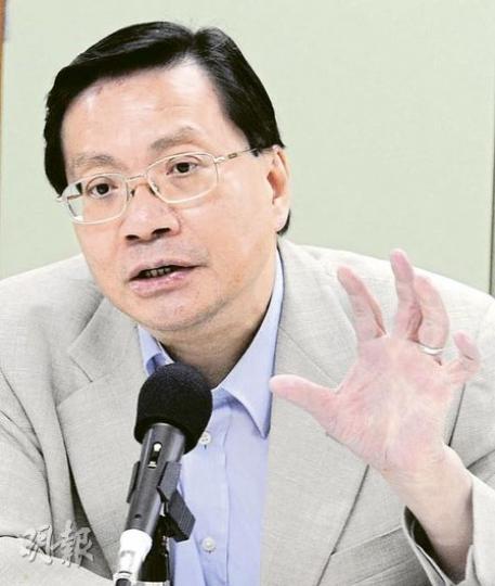 行政會議成員張炳良表示,為遏抑炒風,政府長遠可考慮限制外來資金購買中下價樓宇。(尹錦恩攝)港府以禁止「摩貨」及收緊豪宅和非自住物業按揭至六成等招數遏抑樓市炒風,地產代理業界稱,買家以港客為主的中價屋苑如太古城受影響較大,有業主叫價軟化,反而以內地客為對象的豪宅區則未見明顯影響。(朱永倫攝) 行政會議成員張炳良表示,為遏抑炒風,政府長遠可考慮限制外來資金購買中下價樓宇。(尹錦恩攝)港府以禁止「摩貨」及收緊豪宅和非自住物業按揭至六成等招數遏抑樓市炒風,地產代理業界稱,買家以港客為主的中價屋苑如太古城受影響較大,有業主叫價軟化,反而以內地客為對象的豪宅區則未見明顯影響。(朱永倫攝)