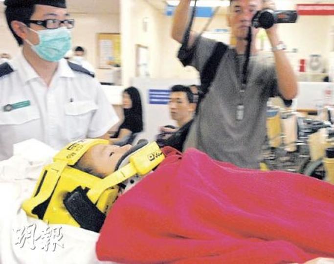 墮樓男童一直清醒,先送到仁濟醫院搶救,再轉送瑪嘉烈醫院兒科病房留醫。(林錫禮攝)墮樓男童的母親(黑外套蒙頭者)事後涉嫌疏忽照顧兒童被拘捕,同行的9歲女兒亦隨她到警署。(李銘攝)目擊男童墮樓的清潔女工楊女士說,男童墮地後仍清醒。5歲男童自3樓住所的窗口(箭嘴示)墮下25呎至地面,送院後情况危殆。現場見1樓晾衫架斷了一條繩,估計卸去男童墮下的部分衝力,令他未致當場送命。(李銘攝) 墮樓男童一直清醒,先送到仁濟醫院搶救,再轉送瑪嘉烈醫院兒科病房留醫。(林錫禮攝)墮樓男童的母親(黑外套蒙頭者)事後涉嫌疏忽照顧兒童被拘捕,同行的9歲女兒亦隨她到警署。(李銘攝)目擊男童墮樓的清潔女工楊女士說,男童墮地後仍清醒。5歲男童自3樓住所的窗口(箭嘴示)墮下25呎至地面,送院後情况危殆。現場見1樓晾衫架斷了一條繩,估計卸去男童墮下的部分衝力,令他未致當場送命。(李銘攝)