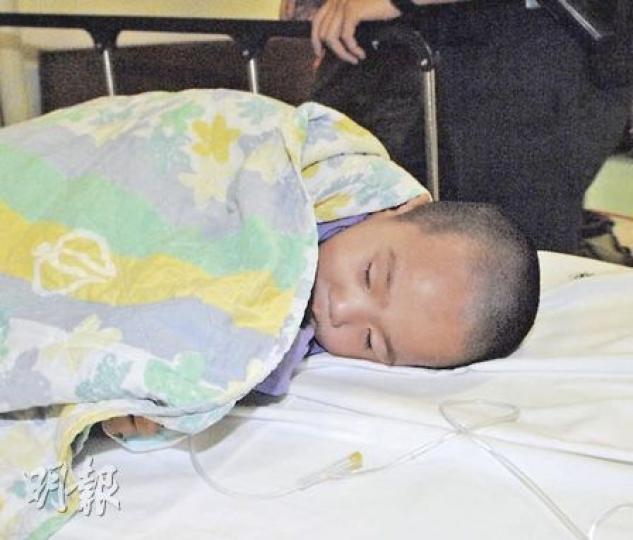 疑攀爬玩耍時意外被夾困在扶手電梯與商場玻璃欄河之間的3歲男童,胸口受傷,需由救護車送院救治。(衛永康攝)意外中,消防員需要進一步擊碎電梯玻璃始能救出被夾困男童,事後商場將肇事電梯暫停運作,等候維修檢查。箭嘴所指為男童被夾困位置。(衛永康攝) 疑攀爬玩耍時意外被夾困在扶手電梯與商場玻璃欄河之間的3歲男童,胸口受傷,需由救護車送院救治。(衛永康攝)意外中,消防員需要進一步擊碎電梯玻璃始能救出被夾困男童,事後商場將肇事電梯暫停運作,等候維修檢查。箭嘴所指為男童被夾困位置。(衛永康攝)