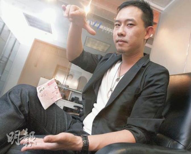 Louis向記者示範近景魔術,先讓記者測試一張一百元紙幣並無「做手腳」,再將紙幣凌空吸起。(李紹昌攝) Louis向記者示範近景魔術,先讓記者測試一張一百元紙幣並無「做手腳」,再將紙幣凌空吸起。(李紹昌攝)