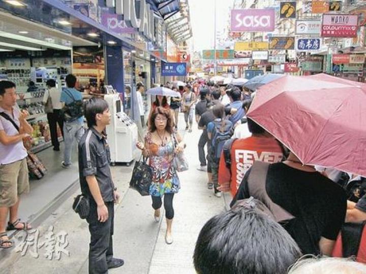 豐澤旺角部分分店在早上10時後才開始有職員和保安維持買iPhone4人龍的秩序,清晨時分的打尖問題則無人處理。 (陳志偉攝) 豐澤旺角部分分店在早上10時後才開始有職員和保安維持買iPhone4人龍的秩序,清晨時分的打尖問題則無人處理。 (陳志偉攝)