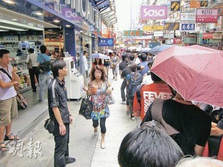 豐澤旺角部分分店在早上10時後才開始有職員和保安維持買iPhone4人龍的秩序，清晨時分的打尖問題則無人處理。	（陳志偉攝）