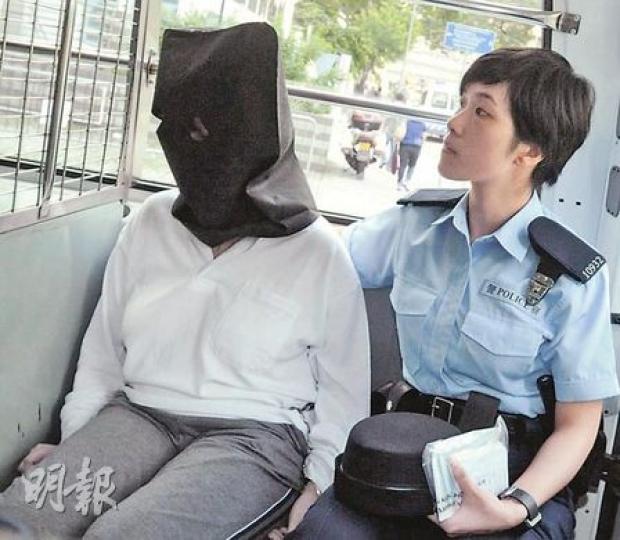 蒙古男子被殺案的6名被告中,只有女被告Maria Berezkina(左)操俄語,昨日由女警押解至九龍城裁判法院應訊。 (尹錦恩攝) 蒙古男子被殺案的6名被告中,只有女被告Maria Berezkina(左)操俄語,昨日由女警押解至九龍城裁判法院應訊。 (尹錦恩攝)