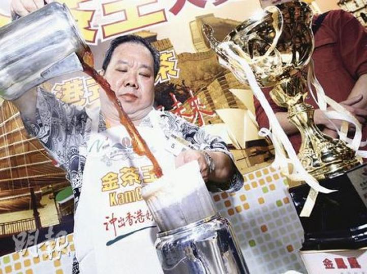 德哥冲茶時一臉認真,終於連奪兩獎榮膺「國際金茶王」。他正考慮出書分享冲茶秘訣及心路歷程,也在籌備開班收徒,將港式奶茶的傳統文化推廣開去。他不忘向習慣在家冲奶茶的市民提供貼士,用錫蘭茶及全脂奶冲出的奶茶最香。(李紹昌攝) 德哥冲茶時一臉認真,終於連奪兩獎榮膺「國際金茶王」。他正考慮出書分享冲茶秘訣及心路歷程,也在籌備開班收徒,將港式奶茶的傳統文化推廣開去。他不忘向習慣在家冲奶茶的市民提供貼士,用錫蘭茶及全脂奶冲出的奶茶最香。(李紹昌攝)
