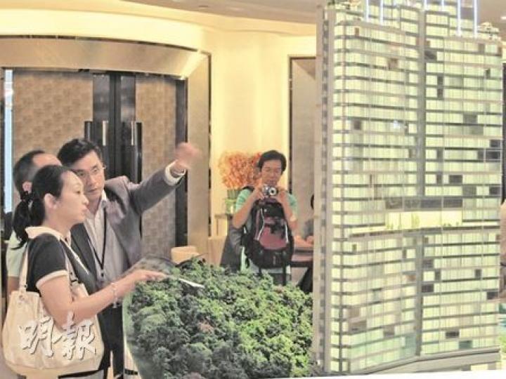 「南灣」昨日售約20伙,現場消息指率先賣出的單位卻是銀碼最貴的6伙(售價1377萬餘元起),顯示具經濟實力的買家,並無受1200萬元或以上物業最高只可做六成按揭的「新招」影響。圖為南灣售樓處昨天下午的現場情况。(林可為攝) 「南灣」昨日售約20伙,現場消息指率先賣出的單位卻是銀碼最貴的6伙(售價1377萬餘元起),顯示具經濟實力的買家,並無受1200萬元或以上物業最高只可做六成按揭的「新招」影響。圖為南灣售樓處昨天下午的現場情况。(林可為攝)