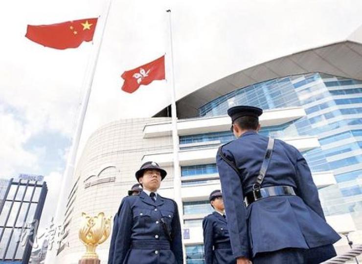 為哀悼遇難同胞,香港金紫荊廣場的國旗和區旗昨下半旗;幻彩詠香江暫停一晚。(李紹昌攝) 為哀悼遇難同胞,香港金紫荊廣場的國旗和區旗昨下半旗;幻彩詠香江暫停一晚。(李紹昌攝)