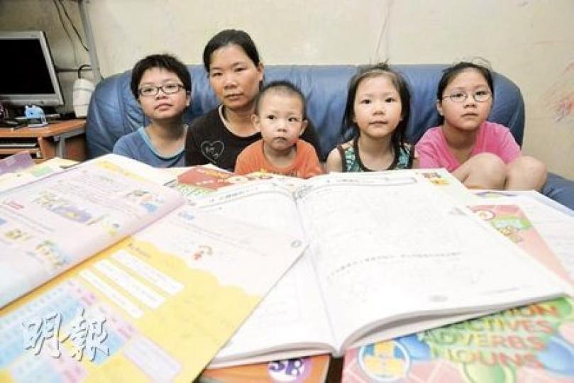 林太為4名子女的教科書開支煩惱,唯有向鄰居借款萬元解決。(葉漢華攝)升讀小五的莫家鋒,仍穿著小三時購買的大號運動服,雖然個子已高了不少,但上衣仍明顯過長。(何家達攝) 林太為4名子女的教科書開支煩惱,唯有向鄰居借款萬元解決。(葉漢華攝)升讀小五的莫家鋒,仍穿著小三時購買的大號運動服,雖然個子已高了不少,但上衣仍明顯過長。(何家達攝)