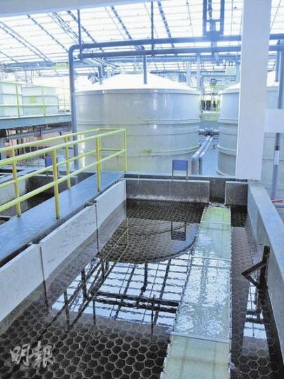 圖中乃SuperOxy高級氧化廢水處理系統,特別適合處理具生物毒性或生物難分解的有機污染物。(梁琬珊攝)邦基實業董事經理葉信良(左)跟香港生產力促進局首席顧問馬輝華(右)合作,優化污水處理系統,獲深圳當局頒發獎項嘉許。(梁琬珊攝) 圖中乃SuperOxy高級氧化廢水處理系統,特別適合處理具生物毒性或生物難分解的有機污染物。(梁琬珊攝)邦基實業董事經理葉信良(左)跟香港生產力促進局首席顧問馬輝華(右)合作,優化污水處理系統,獲深圳當局頒發獎項嘉許。(梁琬珊攝)
