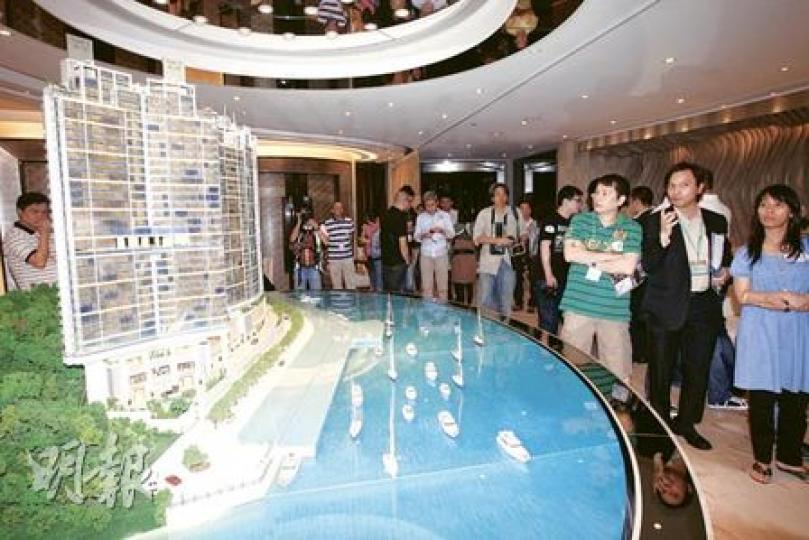 政府出招壓炒樓首個周末日,鴨脷洲新盤南灣銷售反應遠遜上周三,位於國金的銷售現場(圖)亦顯得冷清,場內睇樓客很少,記者及經紀佔多數。(李紹昌攝) 政府出招壓炒樓首個周末日,鴨脷洲新盤南灣銷售反應遠遜上周三,位於國金的銷售現場(圖)亦顯得冷清,場內睇樓客很少,記者及經紀佔多數。(李紹昌攝)