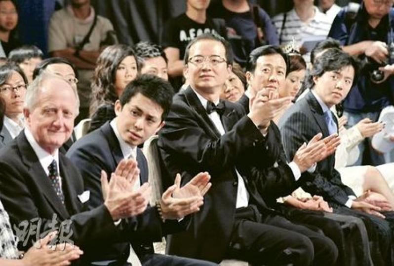 王征（前排左三）以嘉賓身分出席亞洲小姐競選活動。他稱股權轉移沒有問題，叫記者等候公布。（葉漢華攝）