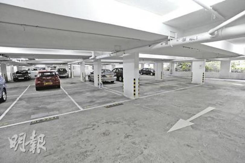 由於又一居車位(上圖)供應較多,二手交投遠不及區內的車位供應量較少的畢架山一號。右圖為又一居停車場入口。 (尹錦恩攝) 由於又一居車位(上圖)供應較多,二手交投遠不及區內的車位供應量較少的畢架山一號。右圖為又一居停車場入口。 (尹錦恩攝)