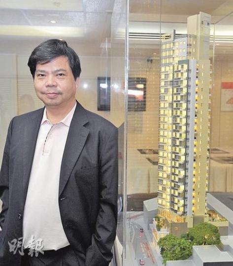 永義國際大股東官永義指出,本周六將開售的何文田勝利道1號(圖中單幢樓模型),現已獲約70個買家查詢,區內客佔近八成。(朱永倫攝) 永義國際大股東官永義指出,本周六將開售的何文田勝利道1號(圖中單幢樓模型),現已獲約70個買家查詢,區內客佔近八成。(朱永倫攝)