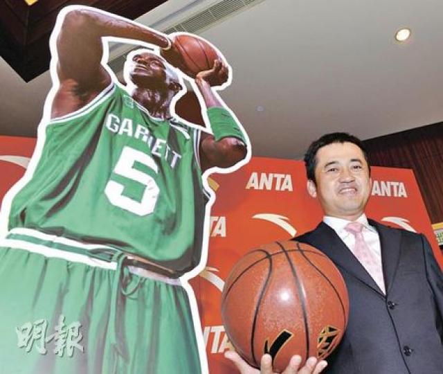 安踏主席丁世忠(圖)表示,中國零售業數據顯示零售業有放緩迹象,但認為對體育用品市場沒有大影響,圖為丁世忠與公司代言人、NBA巨星凱文·加納特的紙板公仔合照。(劉焌陶攝) 安踏主席丁世忠(圖)表示,中國零售業數據顯示零售業有放緩迹象,但認為對體育用品市場沒有大影響,圖為丁世忠與公司代言人、NBA巨星凱文·加納特的紙板公仔合照。(劉焌陶攝)